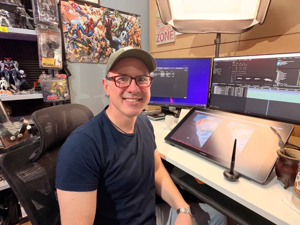 Juanma en su estudio, con After Effects abierto y la tableta